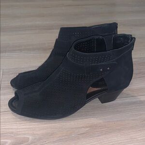Earth Intrepid Black Leather Zip Up Boots Sandals